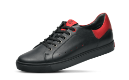Ανδρικά αθλητικά παπούτσια σε μαύρο χρώμα με κόκκινα στοιχεία снимка